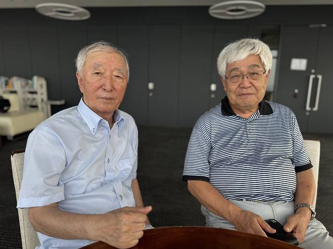 Zenichi Terashima, an emeritus professor at Meiji University, right, speaks about marathoner Son Kee-chung at the home of Son's eldest son, Son Jeong-in, left, on July 4. Terashima has been working to raise awareness of marathoner Son in Japan. [KIM HYUN-YE]