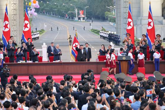 North Korean leader Kim Jong-un waves to the crowd at a commemorative rally in Pyongyang’s Arch of Triumph plaza to mark the 80th anniversary of Liberation Day on Aug. 14. [NEWS1]