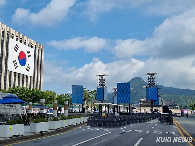 세종문화회관 앞 광화문 광장에서 15일 오후 8시에 열릴 국민임명식을 위해 무대가 설치되고 있다. 유병민 기자