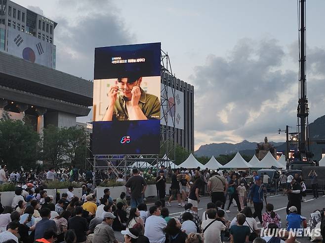 이재명 대통령의 국민임명식을 보기 위해 15일 많은 시민들이 광화문 광장에 몰려들었다. 전재훈 기자