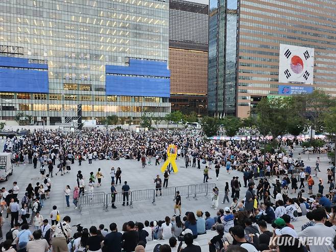 이재명 대통령의 국민임명식을 보기 위해 15일 많은 시민들이 광화문 광장에 몰려들었다. 전재훈 기자