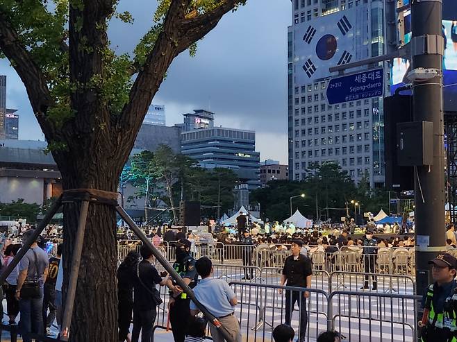 이재명 대통령의 국민임명식을 보기 위해 15일 많은 시민들이 광화문 광장에 몰려들었다. 전재훈 기자
