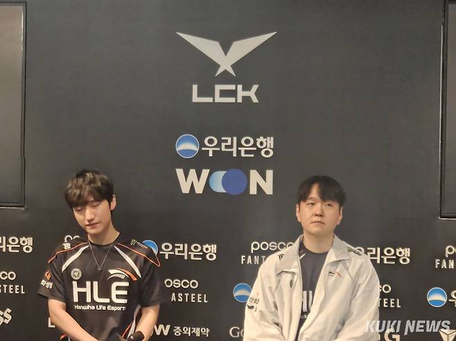 '피넛' 한왕호와 최인규 감독이 15일 서울 종로구 LCK 아레나에서 열린 2025 LoL 챔피언스 코리아(LCK) 정규 시즌 4라운드 T1과의 경기가 끝난 뒤 인터뷰를 하고 있다. 송한석 기자