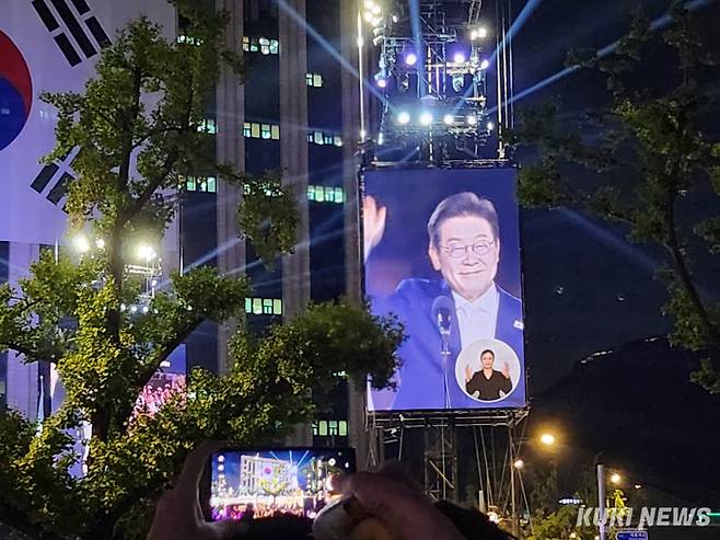 광복 80주년인 15일 저녁 서울 광화문광장에서 열린 제21대 대통령 국민임명식 '광복 80주년, 국민주권으로 미래를 세우다' 행사장이 인파로 붐비고 있다. 전재훈 기자