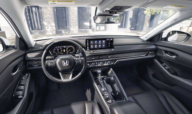 내부는 다소 작은 중앙 디스플레이와 수많은 물리 버튼, 기어봉 형태의 변속기가 클래식한 느낌을 준다. 혼다코리아 제공
