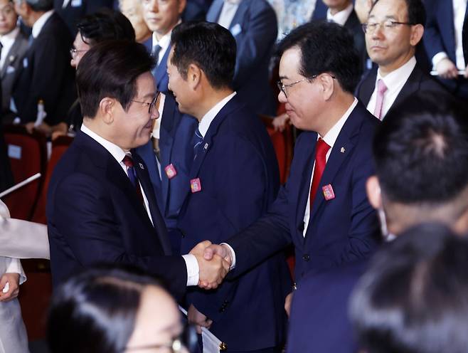 이재명 대통령이 15일 서울 세종문화회관에서 열린 80주년 광복절 경축식에서 국민의힘 송언석 비상대책위원장 겸 원내대표와 인사하고 있다. 대통령실통신사진기자단