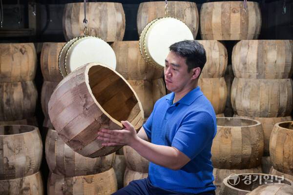 경기도무형유산 악기장(북메우기) 전수 장학생인 한수산씨(36)가 북의 몸통이 될 울림통을 들고 있다. 윤원규기자