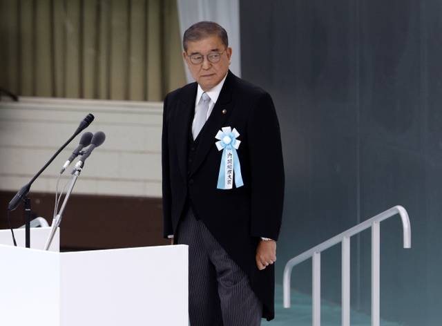 이시바 시게루 일본 총리가 15일 제2차 세계대전 패전 80주년을 맞아 도쿄 치요다구 무도관에서 열린 ‘전국 전몰자 추도식’ 연단에 서 있다. 연합뉴스