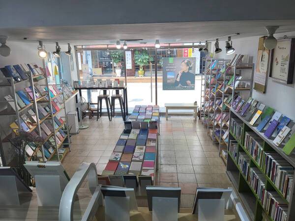 시 전문 독립서점 '산아래 詩 다시공방' 내부 모습. 서점 제공