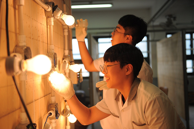 현장 실습 중인 숭의과학기술고등학교 학생들. [사진 = 교육부]