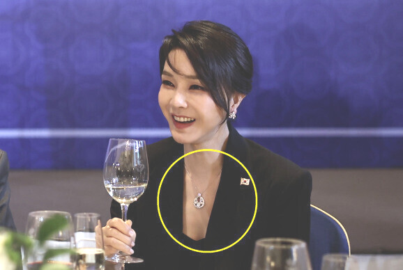 윤석열 전 대통령 부인 김건희 여사가 2022년 6월29일(현지시각) 스페인 마드리드의 한 호텔에서 열린 스페인 동포 만찬간담회에 참석해 대화를 나누고 있다. 이때 착용한 프랑스산 반 클리프 아펠 목걸이와 비슷한 제품이 김건희씨의 오빠 김진우씨의 장모 집에서 발견됐다. [사진출처 = 대통령실]