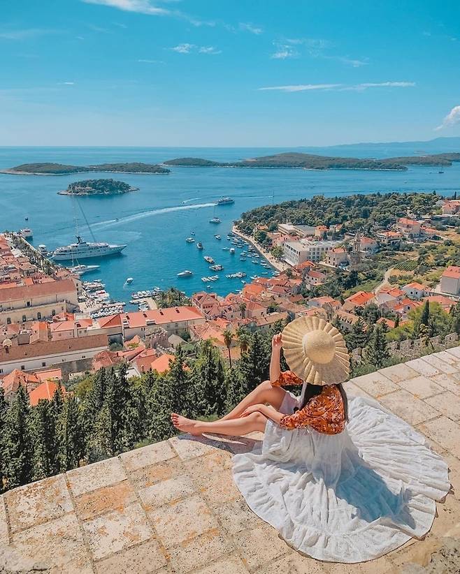 흐바르섬 해안 절벽의 아름다운 풍경, 맑고 투명한 바다가 신비로운 매력을 더한다 / 사진=크로아티아관광청