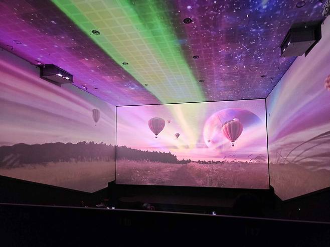 정면과 양쪽면, 천장까지 총 4개면을 스크린으로 사용하는 CJ CGV의 스크린X(SCREENX)의 모습. CJ CGV가 최근 발표한 '인터랙티브 시네마'는 더 진화환 미래형 극장이 될 것으로 전망된다.  매경DB