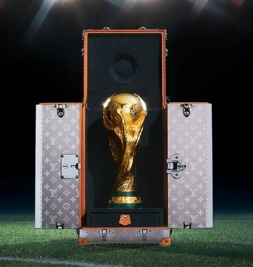 루이비통이 제작한 FIFA 월드컵 트로피 트렁크.   루이비통