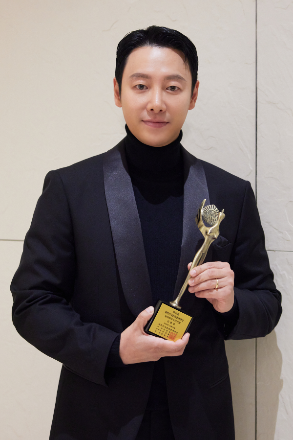 배우 김동욱이 결혼 2년 만에 새로운 소속사와 함께 새 출발을 알렸다. 사진=키이스트 제공