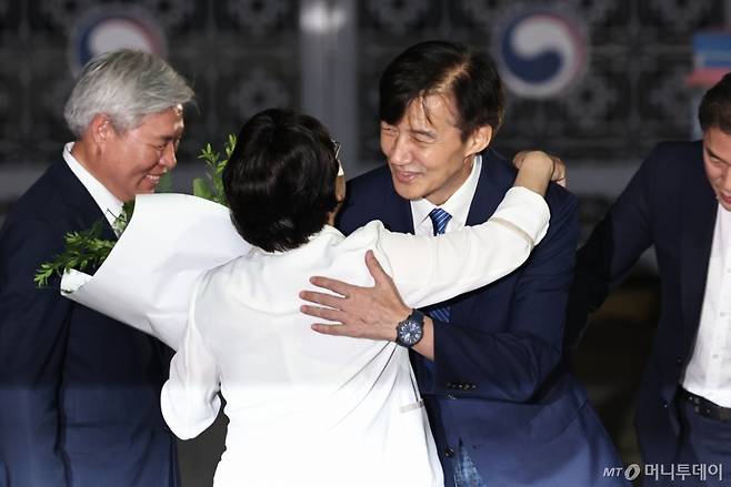 (서울=뉴스1) 구윤성 기자 = 이재명 정부 첫 특별사면·복권 대상에 오른 조국 전 조국혁신당 대표가 15일 새벽 구로구 서울남부구치소를 나와 김선민 조국혁신당 대표와 인사를 나누고 있다. 2025.8.15/뉴스1  Copyright (C) 뉴스1. All rights reserved. 무단 전재 및 재배포,  AI학습 이용 금지. /사진=(서울=뉴스1) 구윤성 기자