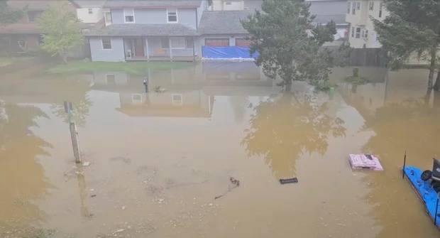 지난 13일(현지시간) 알래스카 주노의 멘덴홀 빙하에서 물과 녹은 눈이 방출돼 홍수가 발생했다. /AP=뉴시스