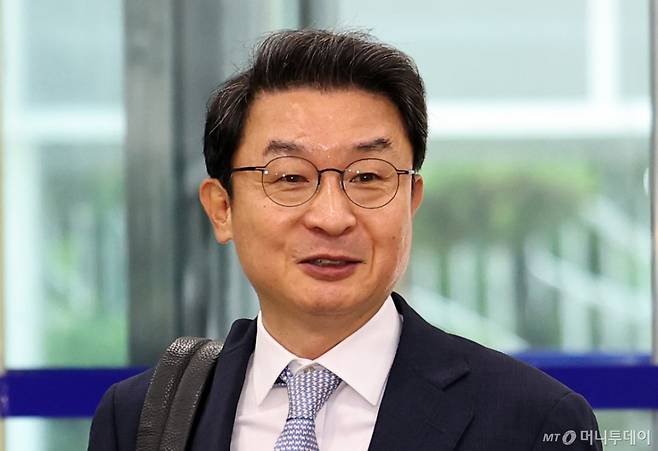 [서울=뉴시스] 최진석 기자 = 이억원 금융위원장 후보자가 14일 서울 중구 예금보험공사에 차려진 인사청문회 준비 사무실로 첫 출근하고 있다. 2025.08.14. myjs@newsis.com /사진=최진석
