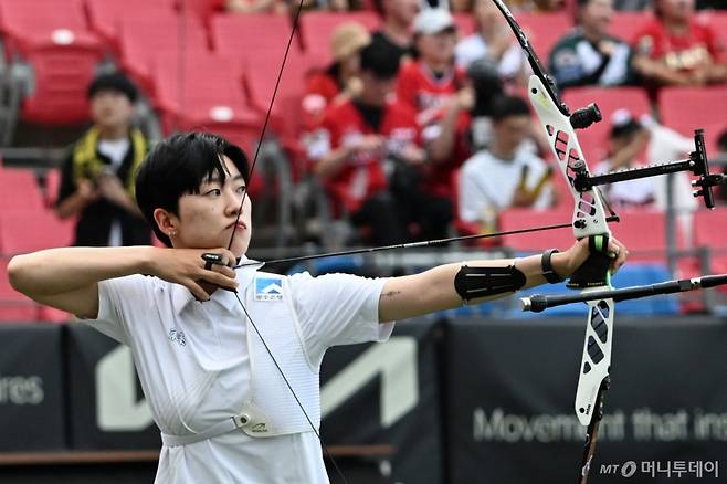 [광주=뉴시스] 박기웅 기자 = 광주 2025 세계양궁선수권대회를 앞둔 1일 오후 광주 북구 광주-기아챔피언스필드에서 소음 적응 훈련에 나선 양궁 국가대표 안산 선수가 활 시위를 당기고 있다. 2025.08.01. pboxer@newsis.com /사진=박기웅