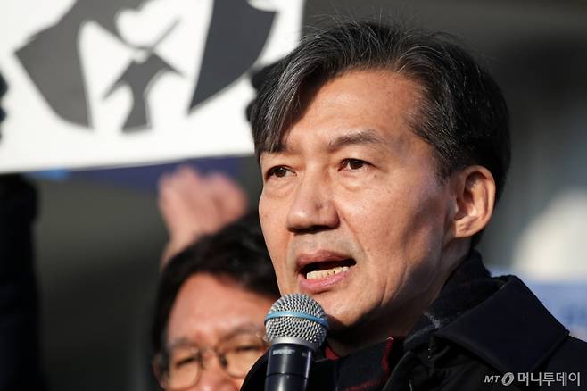 자녀 입시 비리와 청와대 감찰 무마 혐의로 대법원으로부터 징역 2년 실형을 확정 받은 조국 전 조국혁신당 대표가 지난해 12월 16일 오전 경기도 의왕시 서울 구치소로 수감되기 전 입장을 밝히고 있다. /사진=뉴스1