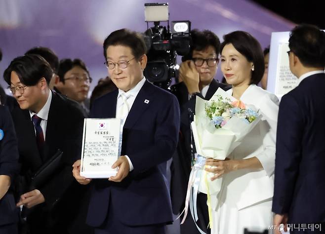 (서울=뉴스1) 김명섭 기자 = 이재명 대통령이 15일 오후 서울 종로구 광화문광장에서 열린 '광복 80년, 국민 주권으로 미래를 세우다' 제21대 대통령 국민 임명식에서 국민 대표 80인이 참여한 임명장을 전달 받고 있다. 2025.8.15/뉴스1  Copyright (C) 뉴스1. All rights reserved. 무단 전재 및 재배포,  AI학습 이용 금지. /사진=(서울=뉴스1) 김명섭 기자