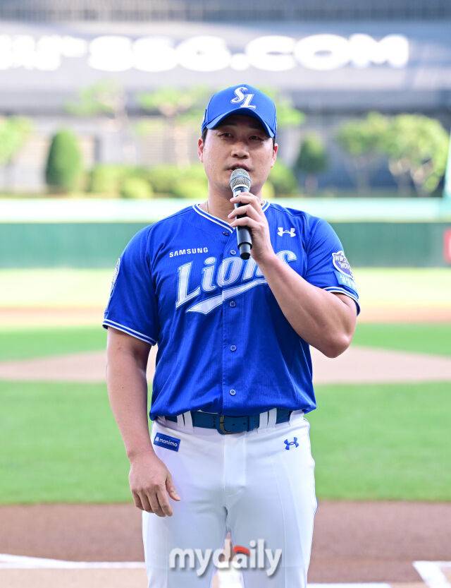 2025년 8월 7일 오후 인천 SSG랜더스필드에서 열린 '2025 신한 SOL뱅크 KBO 리그' 삼성 라이온즈와 SSG랜더스의 경기. 삼성 오승환이 은퇴 기념행사에서 인사하고 있다./마이데일리