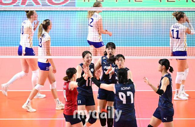 2025년 8월 15일 경상남도 진주실내체육관에서 '2025 코리아인비테이셔널 진주 국제여자배구대회' 대한민국과 스웨덴의 경기가 열렸다. 대한민국이 1세트를 승리한 뒤 기뻐하고 있다./진주=유진형 기자