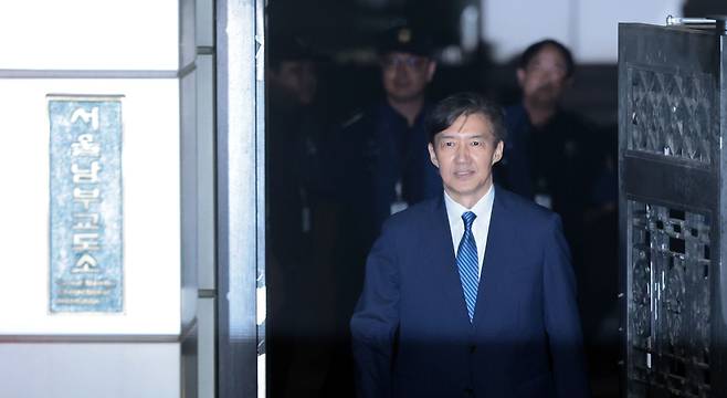 조국 전 조국혁신당 대표가 15일 광복절 특별사면·복권 조치로 출소하며 서울 구로구 남부교도소를 나서고 있다. [연합]