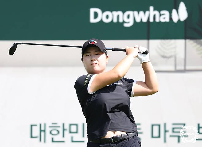 대회 이틀째 1타 차 선두에 오른 홍정민. [사진=KLPGA]