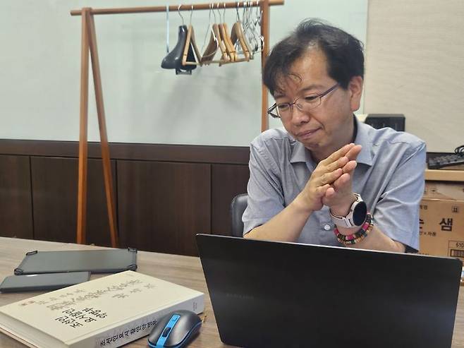 [서울=뉴시스] 조성하 기자 = 지난 13일 권시용 민족문제연구소 선임연구원이 민족문제연구소가 편찬·발간한 1945년 작성 '조선인요시찰인약명부(약명부)' 번역본을 바라보고 있다. 2025.08.14. create@newsis.com *재판매 및 DB 금지