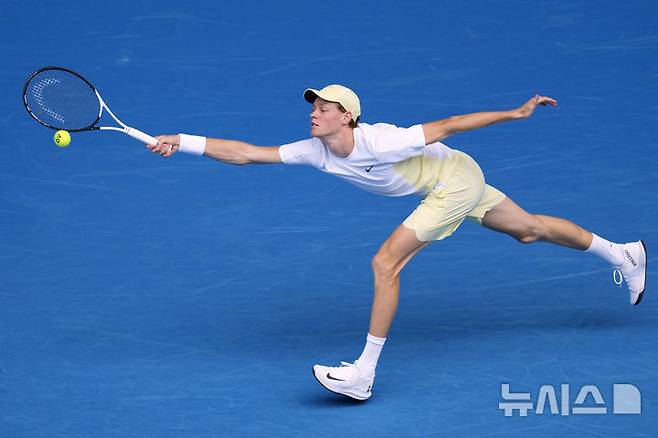 [멜버른=AP/뉴시스] 얀니크 신네르(1위·이탈리아)가 20일(현지 시간) 호주 멜버른의 로드 레이버 아레나에서 열린 호주오픈 남자 단식 16강전에서 홀게르 루네(13위·덴마크)와 경기하고 있다. 대회 2연패를 노리는 신네르가 3-1(6-3 3-6 6-3 6-2)로 승리하고 8강에 올랐다. 2025.01.20.