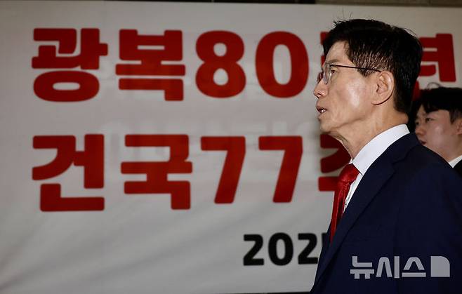 [서울=뉴시스] 김명년 기자 = 김문수 국민의힘 당대표 후보가 광복절인 15일 오전 서울 여의도 국민의힘 중앙당사에서 광복 80주년·건국 77주년 독립·건국일 기념행사를 열고 애국가를 제창하고 있다. 김 후보는 김건희특검의 당사에대한 압수수색에 반대하며 지난 13일 밤부터 로비에서 농성을 이어오고 있다. 2025.08.15. kmn@newsis.com