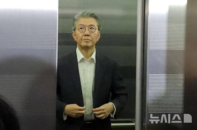 [서울=뉴시스] 오정우 기자= 김홍균 전 외교부 차관이 15일 오전 서울 서초구 순직해병 특검팀(이명현 특별검사) 사무실에 이종섭 호주대사 임명과 관련해 참고인 조사를 위해 출석하고 있다. 2025.08.15. friend@newsis.com