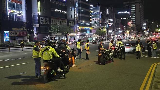 [예산=뉴시스] 충남경찰이 지난 14일 천안신세계백화점 앞에서 폭주행위자 등에 대한 대대적인 단속을 벌이고 있다. (사진=충남경찰청 제공) 2025.08.15. photo@newsis.com *재판매 및 DB 금지