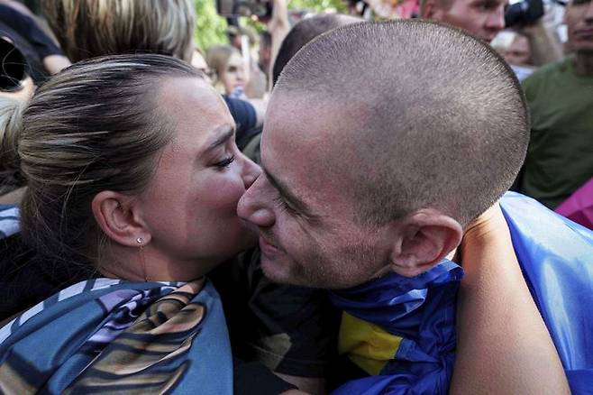 [체르느히우=AP/뉴시스] 14일(현지 시간) 우크라이나 체르느히우에서 러시아와 우크라이나 간 전쟁포로 교환으로 돌아온 우크라이나 군인이 아내와 재회하고 있다. 러시아와 우크라이나는 도널드 트럼프 미국 대통령과 블라디미르 푸틴 러시아 대통령의 정상회담을 하루 앞두고 전쟁포로 84명을 각각 교환했다. 2025.08.15.