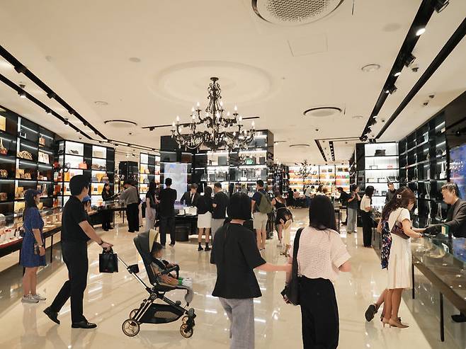 여름 휴가철 고객들로 북적이는 캉카스백화점 매장  *재판매 및 DB 금지