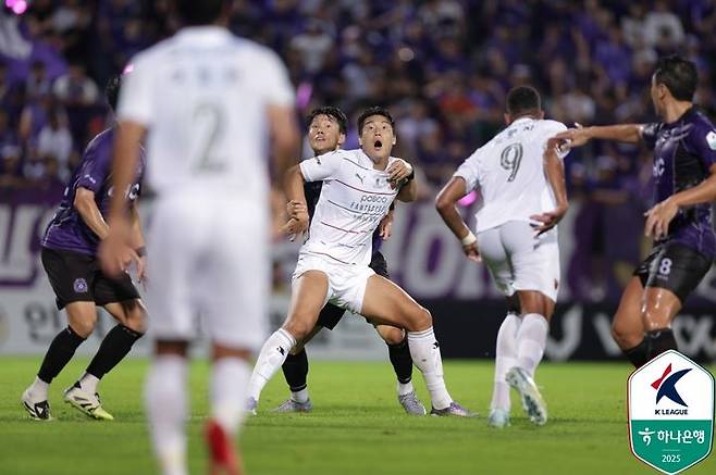 [안양=뉴시스]K리그1 포항과 안양의 경기 모습. (사진=한국프로축구연맹 제공)