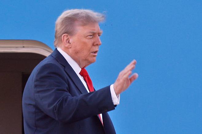 [메릴랜드주=AP/뉴시스] 도널드 트럼프 미국 대통령이 2025년 8월 15일 금요일 메릴랜드주 앤드루스 합동기지에서 에어포스원에 탑승하며 손을 흔들고 있다.