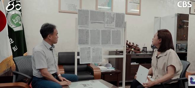 이상철 춘천고등학교 교장이 진유정 강원CBS 기자에게 1930년대 벌어졌던 춘천고등보통학교 상록회에 관한 신문 기록을 정리해 설명하고 있다. 자료사진