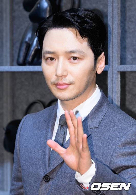 [OSEN=이대선 기자] 26일 오후 서울 성수동 팝업스토어에서 하이엔드 브랜드의 팝업스토어 오픈 행사가 열렸다.배우 변요한이 포토타임을 가지고 있다. 2024.09.26 /sunday@osen.co.kr