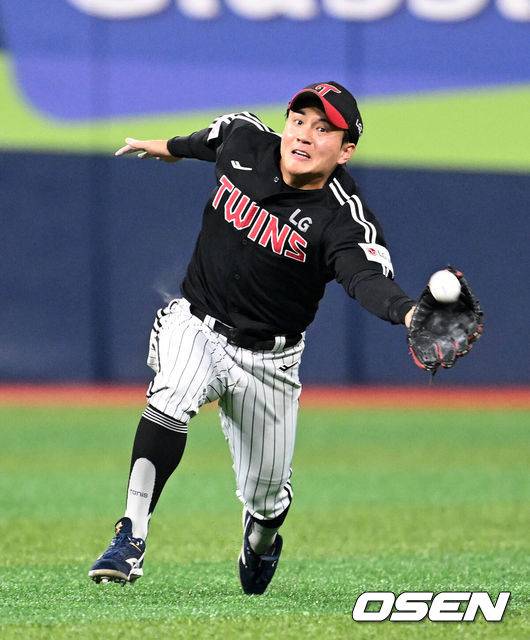 [OSEN=고척, 이대선 기자] 8일 오후 서울 고척스카이돔에서 2025 신한 SOL Bank KBO리그 키움 히어로즈와 LG 트윈스의 경기가 열렸다.키움은 윤현, LG는 손주영을 선발 투수로 내세웠다.8회말 무사 만루에서 LG 최원영이 키움 푸이그의 타구를 잡고 있다. 2025.04.08 /sunday@osen.co.kr