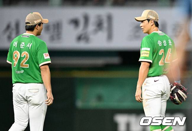 아쉬워하는 후배에게 조언 건네는 캡틴 송성문
