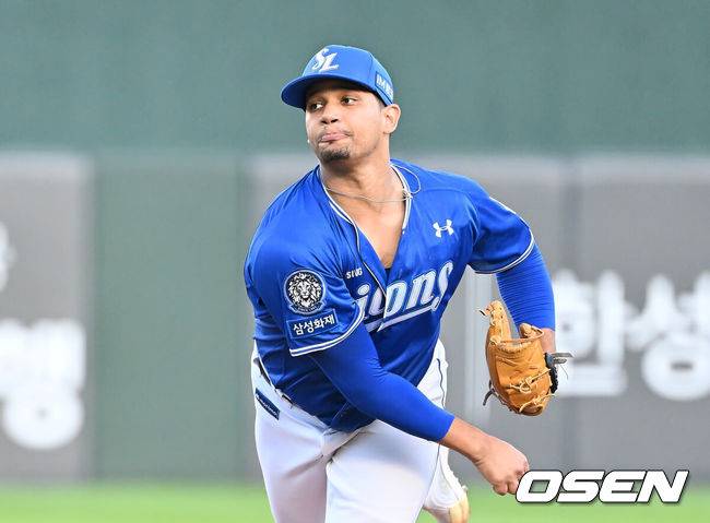 [OSEN=부산, 이석우 기자] 15일 부산 사직야구장에서 2025 신한 SOL 뱅크 KBO 리그 롯데 자이언츠와 삼성 라이온즈의 경기가 열렸다. 홈팀 롯데는 이민석이, 방문팀 삼성은 가라비토가 선발 출전했다.삼성 라이온즈 선발 투수 가라비토가 역투하고 있다. 2025.08.15 / foto0307@osen.co.kr