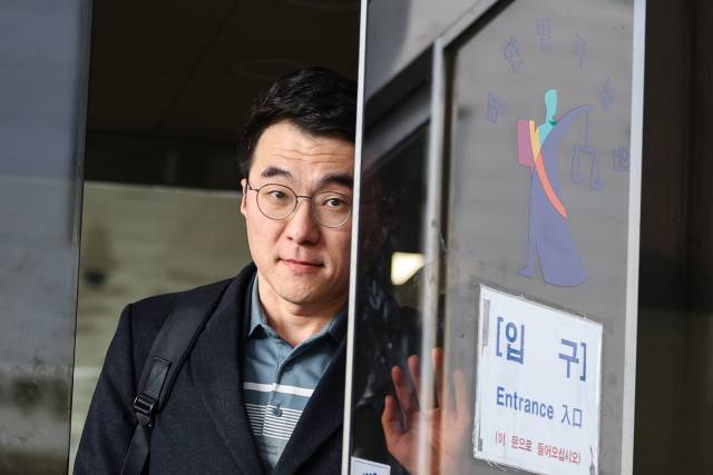 ▲거액의 가상자산(코인) 보유 사실을 숨기려 국회에 허위 재산 신고를 한 혐의로 기소된 더불어민주당 김남국 전 의원이 올해 2월 10일 서울남부지법에서 열린 1심 선고에서 무죄를 받은 뒤 청사를 떠나고 있다. ⓒ연합뉴스