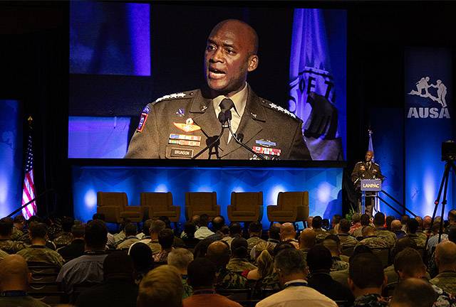 ▲ 제이비어 브런슨 주한미군사령관이 지난 5월 15일(현지시간) 하와이 호놀룰루에서 열린 태평양 지상군 심포지엄에서 기조연설을 하고 있다. 브런슨 사령관은 동북아시아에서 억지력을 유지하고 지역 안보를 확보하는 데 지상군의 역할이 매우 중요하다면서 주한미군의 전략적 유연성을 강조했다. ⓒ미 국방부