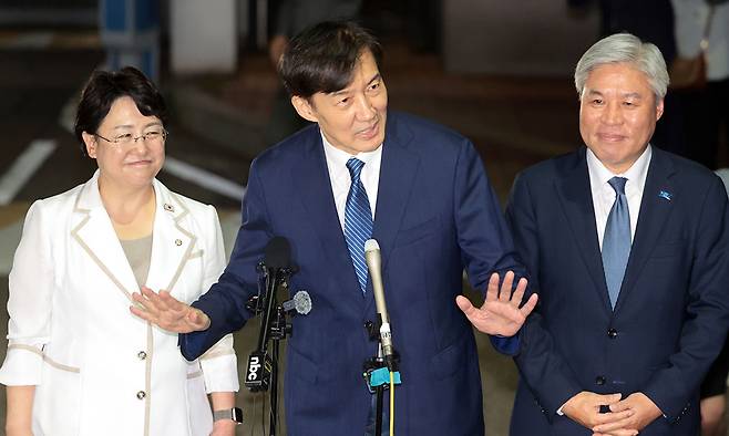 조국혁신당 조국 전 대표가 15일 광복절 특별사면·복권 조치로 서울 구로구 남부교도소에서 출소하며 대국민 인사를 하고 있다. 연합뉴스