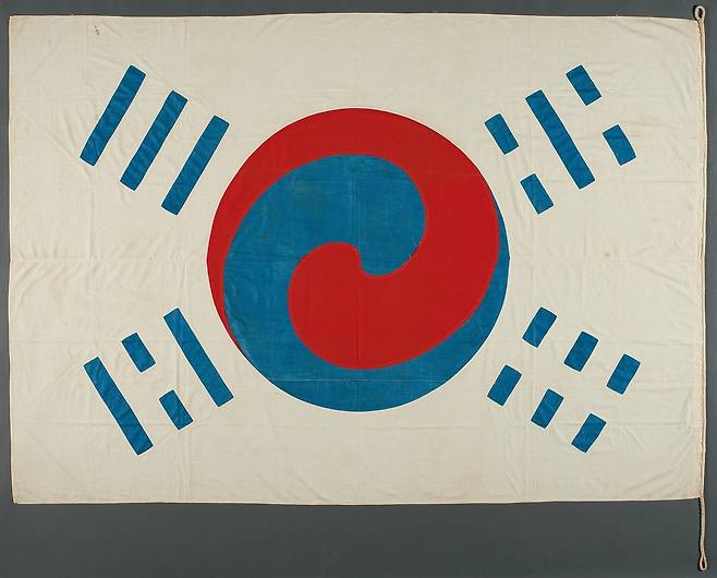 데니가 미국으로 돌아간 1890년 고종이 하사한 태극기. 대한제국 선포 이전 제작된 태극기로 자주독립 국가 건설에 대한 열망을 담은 귀중한 사료로 평가된다. 사진=국립중앙박물관