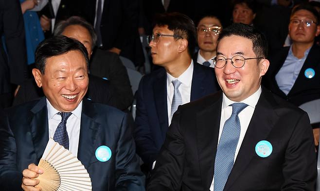 신동빈 롯데그룹 회장과 구광모 LG그룹 회장이 15일 서울 세종대로 광화문광장에서 열린 제21대 대통령 국민임명식 '광복 80년, 국민주권으로 미래를 세우다' 행사에 참석해 있다. 연합뉴스