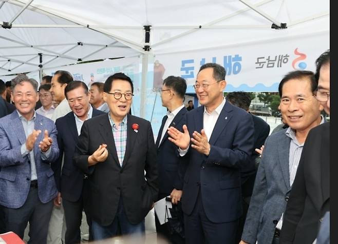 박지원 더불어민주당 의원이 지난 13일 국회 소통관 앞에서 전남도·수협중앙회와 함께 전복 판촉행사를 열고 있다. 전남도 제공
