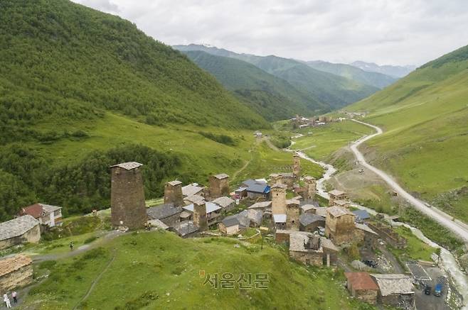 해발고도 2200m로 유럽에서 가장 높은 곳에 자리한 마을 우쉬굴리. 초입에 방어용 석조 구조물인 코시키가 늘어서 있다.